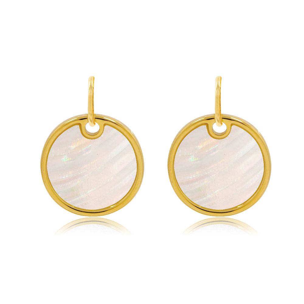 Une paire de boucles d'oreilles rondes en coquillage plaquées or, avec un élément en coquillage irisé blanc sur un fond blanc.