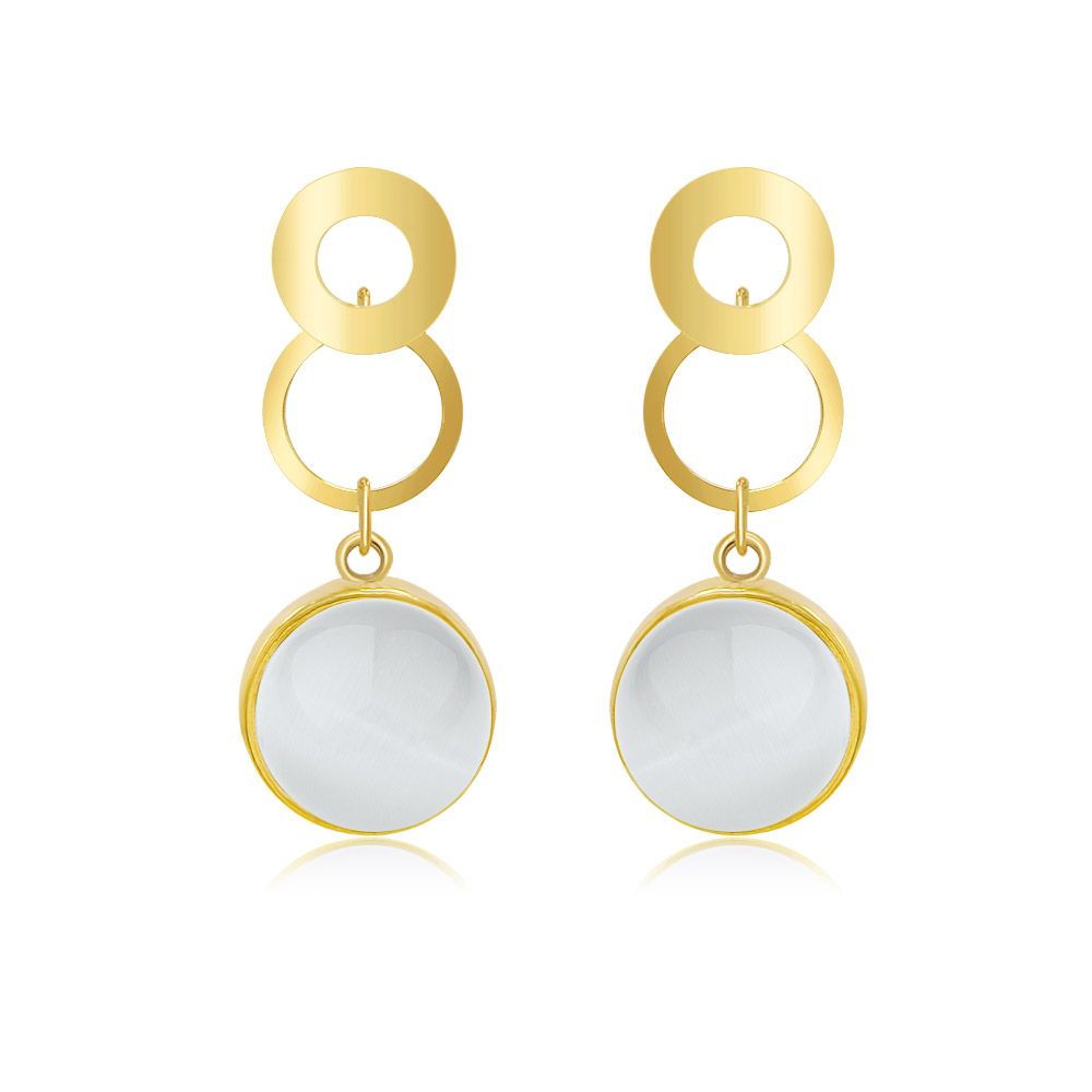 Een paar Witte Kattenoog Dangle Oorbellen, met verguld messing en een grote 16mm witte ronde kattenoogsteen tegen een witte achtergrond.