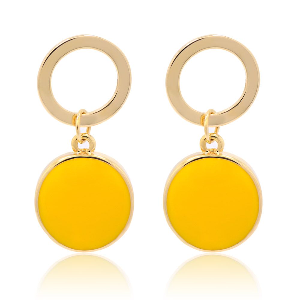 Un par de pendientes redondos de esmalte amarillo de primavera, con tachuelas chapadas en oro y colgantes circulares amarillos vibrantes, mostrados sobre un fondo blanco limpio.