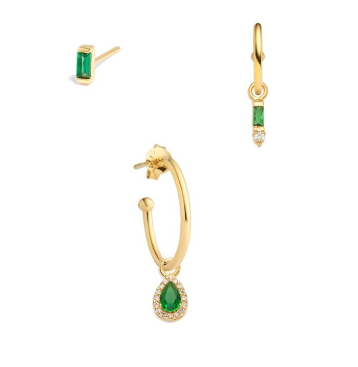 Un ensemble de trois boucles d'oreilles créoles en émeraude plaquées or avec des accents en zircon cubique, présentées sur un fond blanc propre. Style JRE-149 de JR Fashion Accessories.