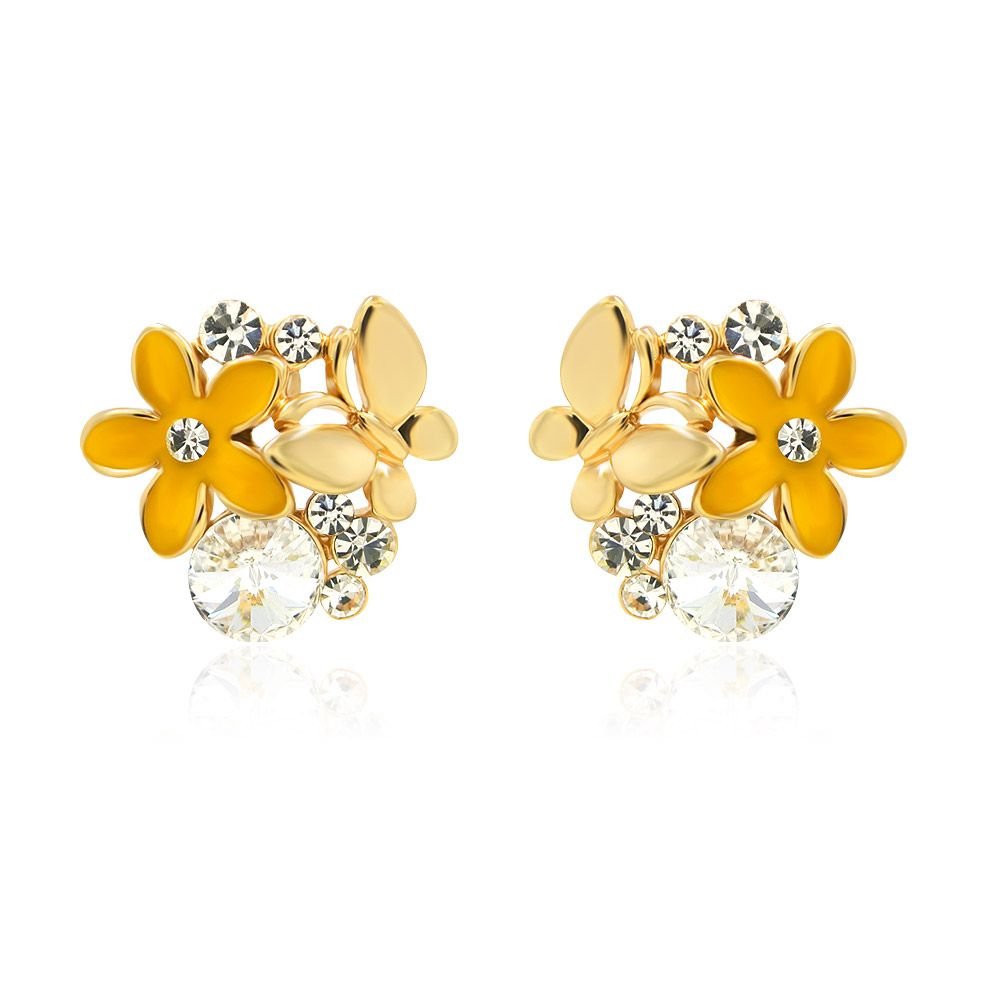Un paio di orecchini a forma di farfalla con fiori di margherita estiva, caratterizzati da un design floreale e di farfalla placcato in oro con accenti di cristallo bianco scintillante, mostrati su uno sfondo bianco.