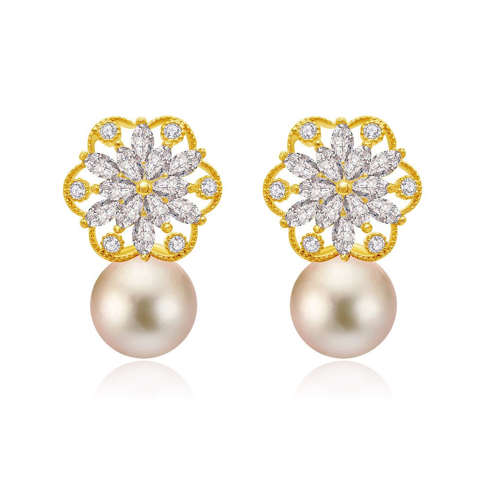 Aretes colgantes con perlas "Dangle With Delight" que presentan tapas de flor de metal dorado con piedras preciosas transparentes y grandes perlas de color claro.