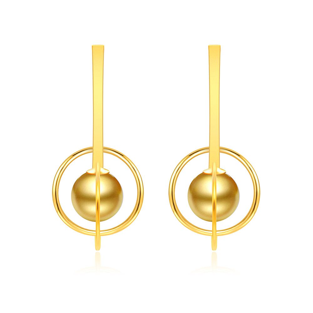 Vista frontal de los Pendientes de Perlas con Caída de Oro, presentando una perla de vidrio de 12 mm suspendida dentro de un marco geométrico moderno chapado en oro.