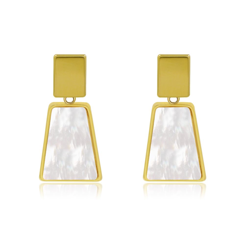 Un par de pendientes de concha rectangular con un diseño geométrico con chapado en oro y una incrustación de concha blanca iridiscente, mostrados sobre un fondo blanco.