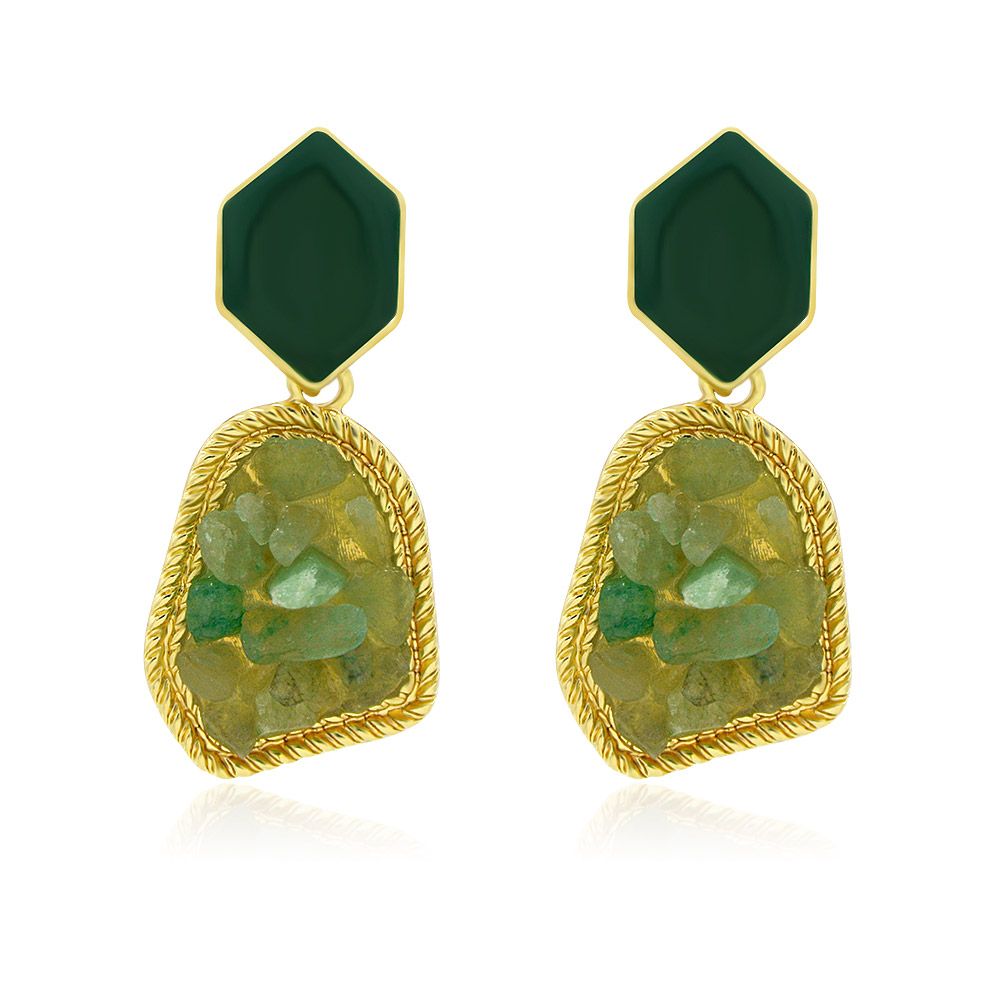 Un par de pendientes de piedra cruda en verde, chapados en oro, con una piedra superior hexagonal y una piedra inferior más grande en forma de lágrima.
