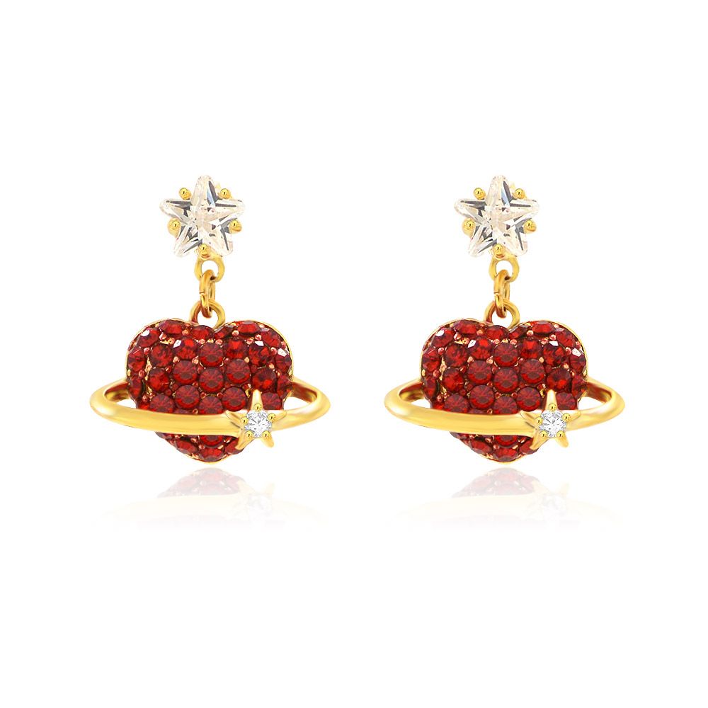 Un paio di orecchini a forma di cuore in oro con pavé di cristalli rossi vivaci, accentuati da una pietra in zirconia cubica trasparente e un orecchino a forma di stella.