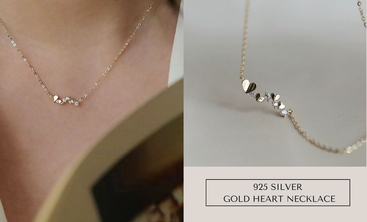 Un set di cinque collane a cuore placcate in oro in argento sterling 925 con zirconia cubica, esposte per rivenditori di gioielli all'ingrosso.