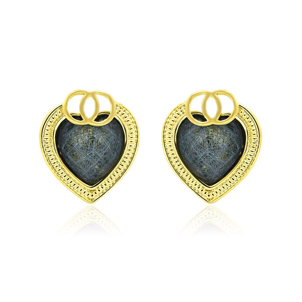 Vue de face des boucles d'oreilles en forme de cœur en paillettes dorées, présentant un design de cœur doré scintillant sur une base en laiton avec un tige en acier inoxydable.