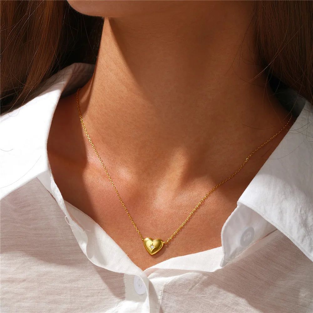 Modello che indossa la collana con charm a cuore in argento sterling 925 con una stella di zirconia scintillante, mostrando il suo design elegante.