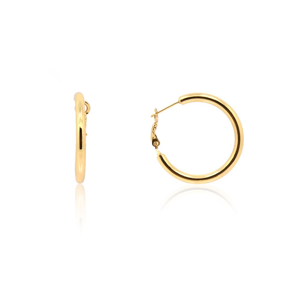 Un par de aretes de aro continuo de oro con un diseño simple y clásico y una superficie brillante y pulida.