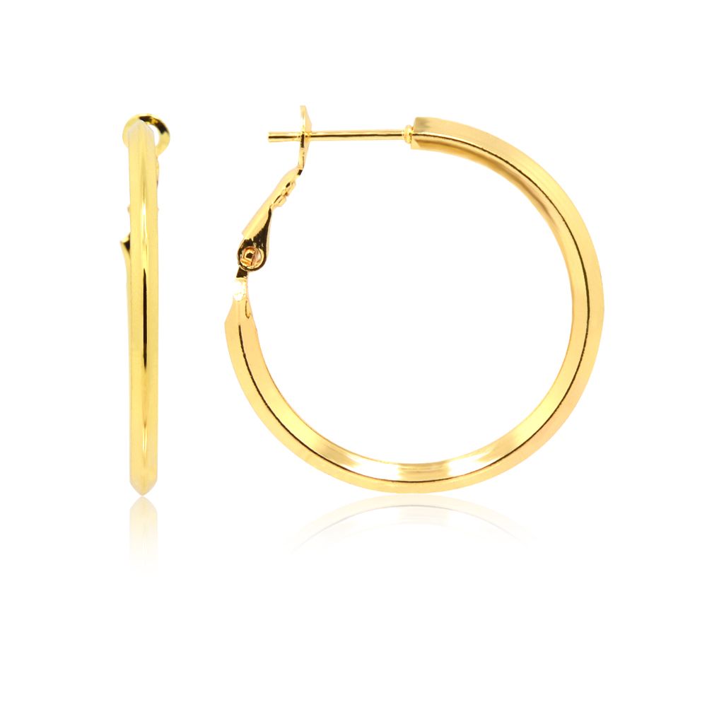 Un par de aretes de aro de oro troquelados con un acabado dorado liso y brillante, exhibidos contra un fondo blanco limpio.