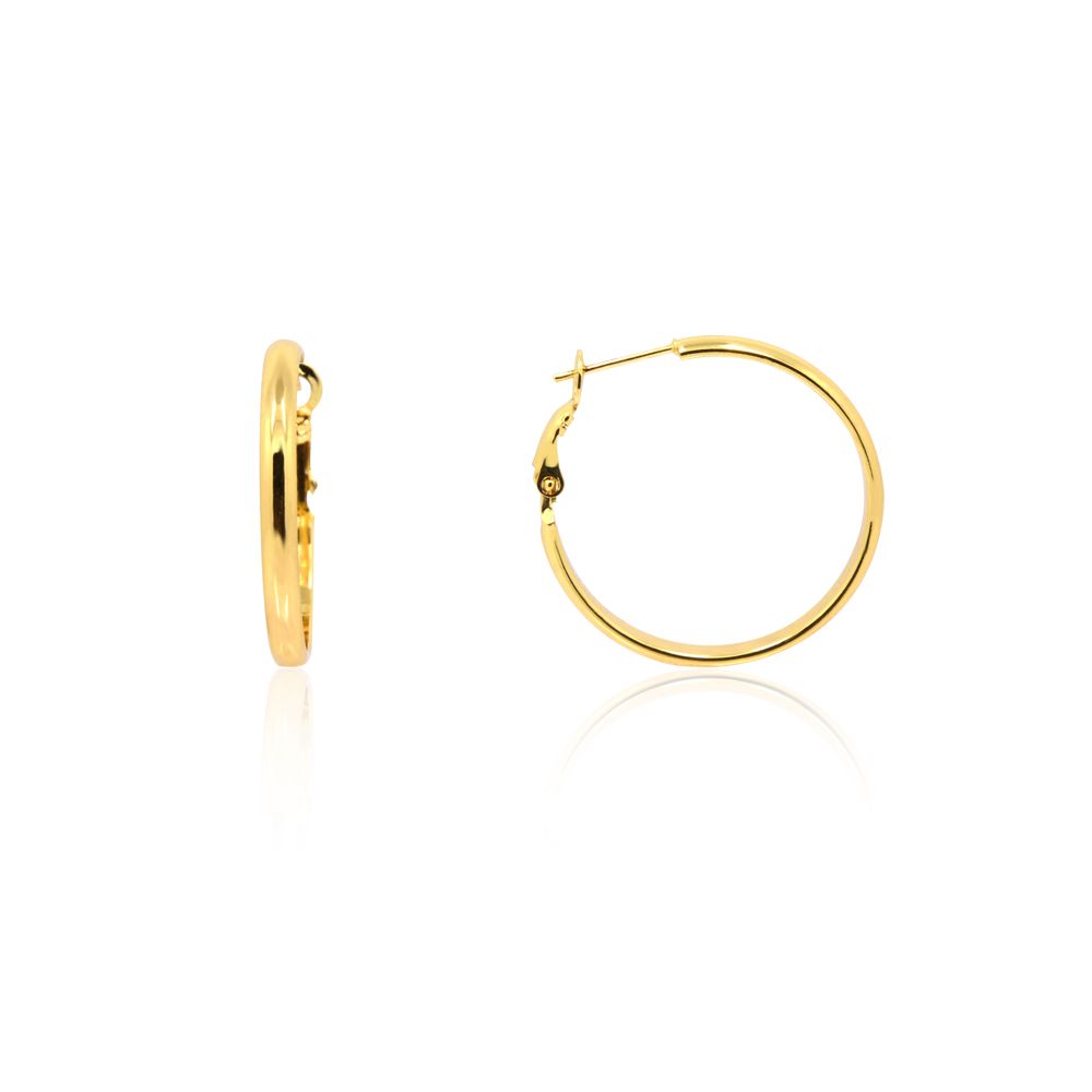 Un gros plan des boucles d'oreilles en or poli, mettant en valeur leur design simple, leur surface en or brillant et leur fermoir à levier sécurisé.