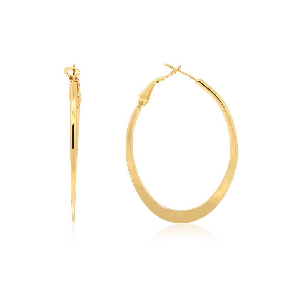 Une vue rapprochée des boucles d'oreilles ovales plates en or poli, mettant en avant leur design simple et classique ainsi que leur finition dorée brillante.