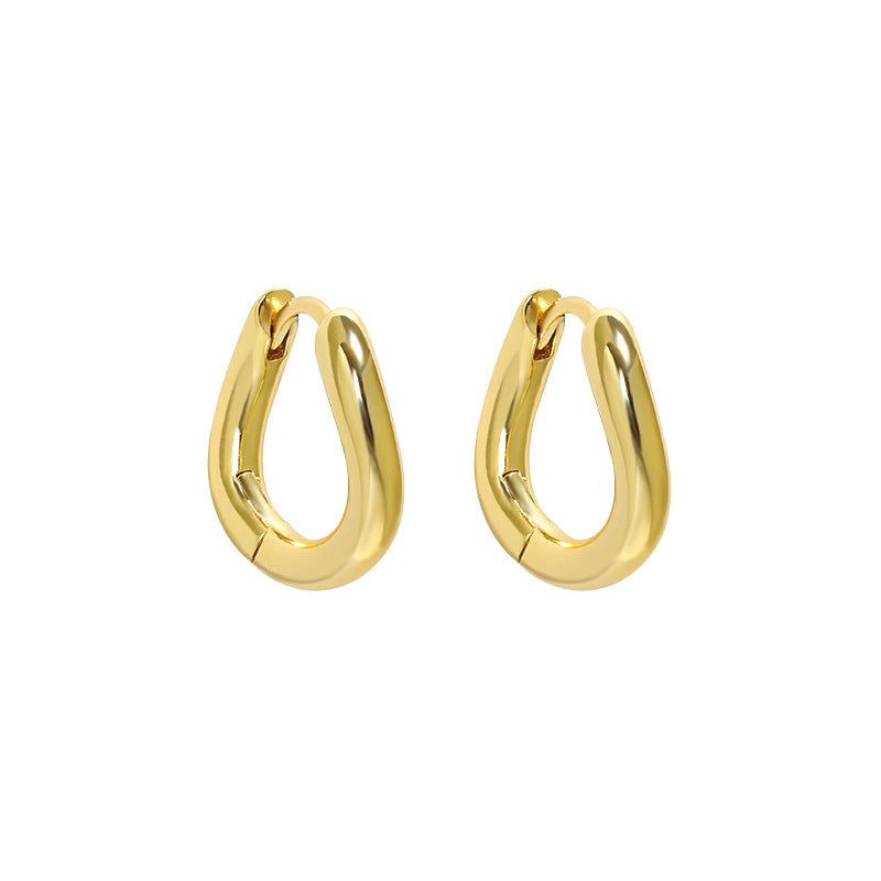 Een paar minimalistische goud vergulde 925 sterling zilveren creolen op een schone witte achtergrond, ideaal voor dagelijks gebruik.
