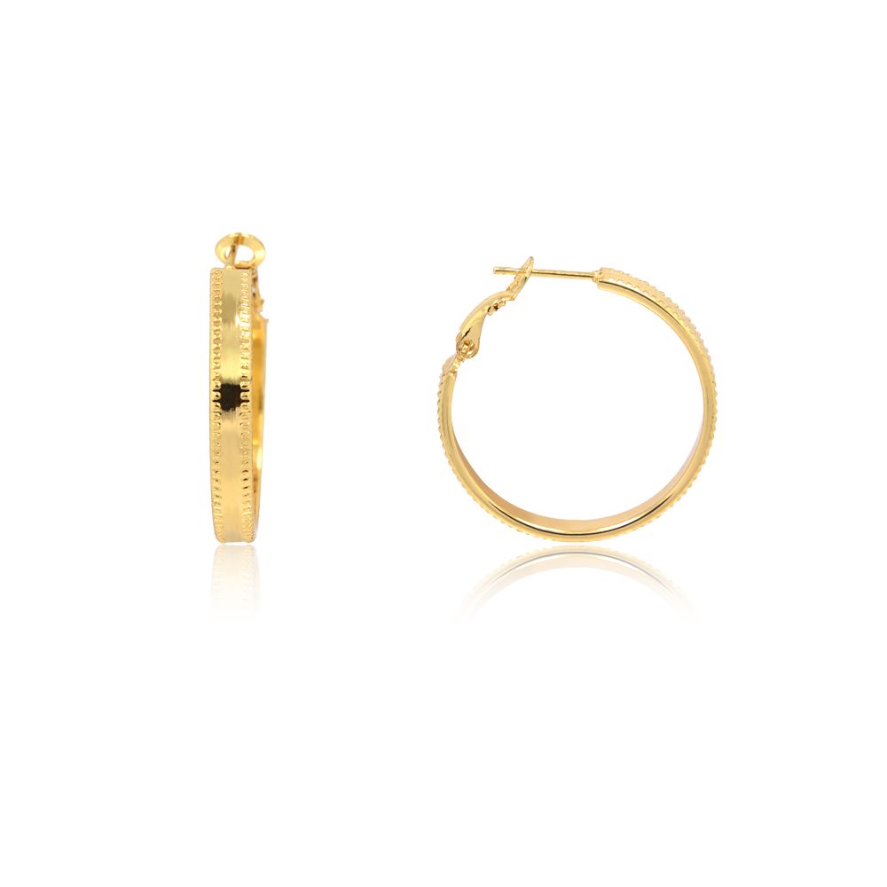 Un gros plan des boucles d'oreilles créoles rondes en or plaqué de 30 mm, mettant en valeur le motif de points texturé sur les bords.