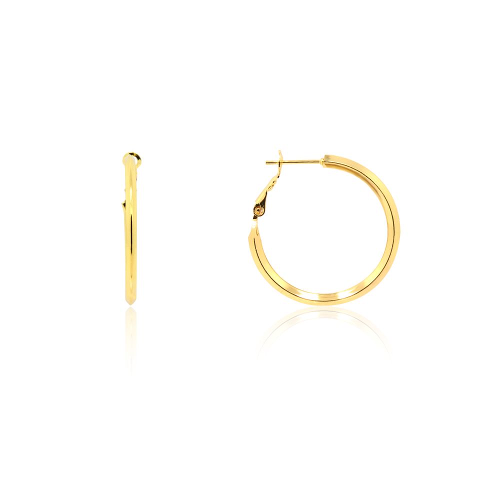 Un gros plan du produit des petites boucles d'oreilles en or découpées, mettant en valeur leur finition lisse plaquée or et leur fermeture à levier sécurisée.