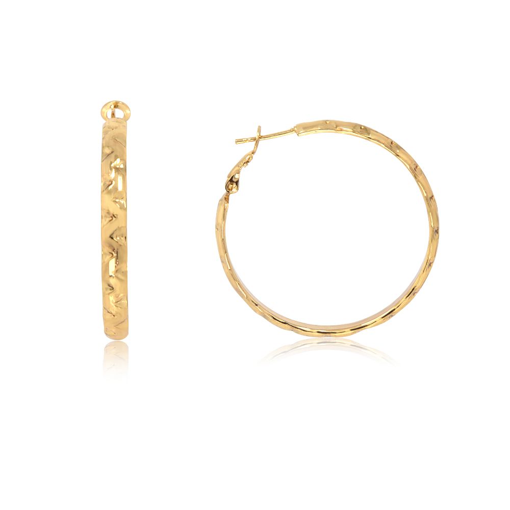 Une paire de boucles d'oreilles créoles rondes en or poli de 4 mm avec une surface texturée à taille de diamant, présentée sur un fond blanc.