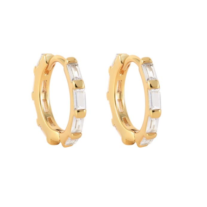 Gros plan sur la boucle d'oreille créole Baguette Ladies Mini Huggies plaquée or, mettant en valeur les pierres précieuses en zircon cubique rectangulaires et transparentes.