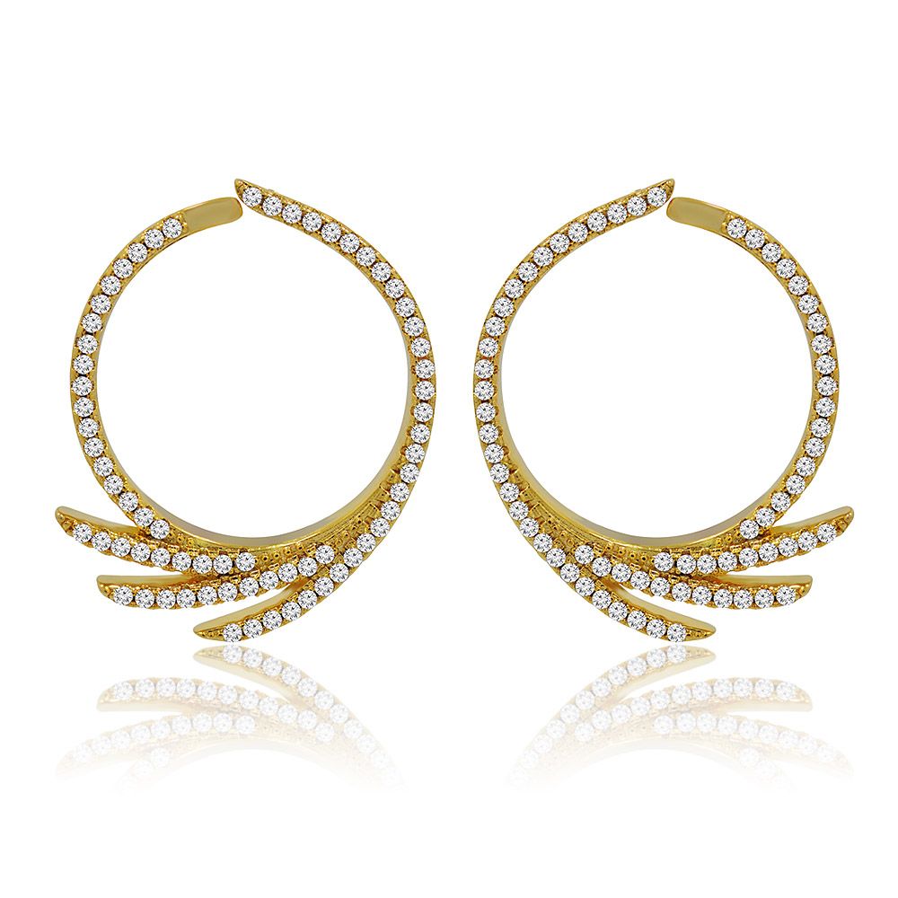 Um par de elegantes brincos circulares de zircônia cúbica banhados a ouro, exibindo uma brilhante disposição de pedras CZ cintilantes em uma base de latão polido.