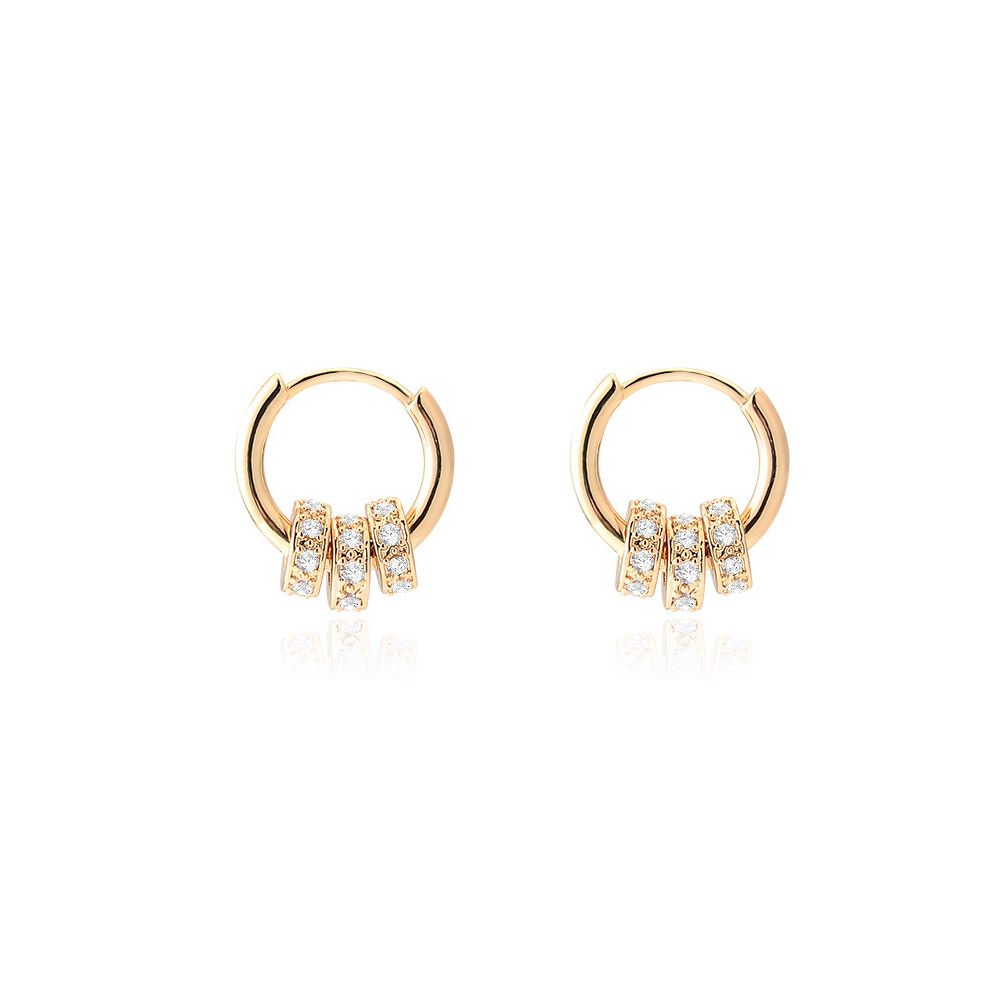 Un par de Pendientes de Círculo Abierto con Anillos Móviles, con elementos decorativos de latón chapado en oro y engastados con diamantes.
