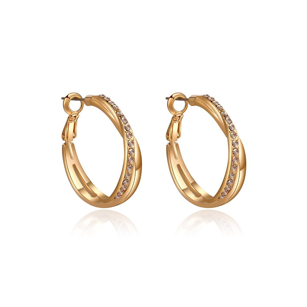 Vue rapprochée des boucles d'oreilles en or avec strass en cristal (JRE-065), mettant en avant le plaquage en or détaillé et les incrustations de cristal étincelantes.