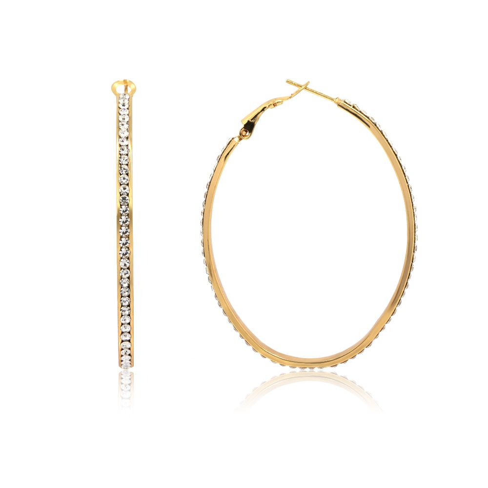 Un par de lindos aretes huggie de oro con un acabado dorado pulido, adornados con brillantes cristales checos blancos a lo largo del borde exterior.