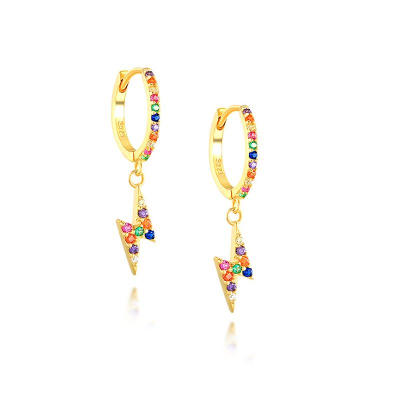 Primo piano degli orecchini a cerchio a forma di fulmine in argento sterling 925 con placcatura in oro, caratterizzati da vivaci gemme in zirconia cubica multicolore.