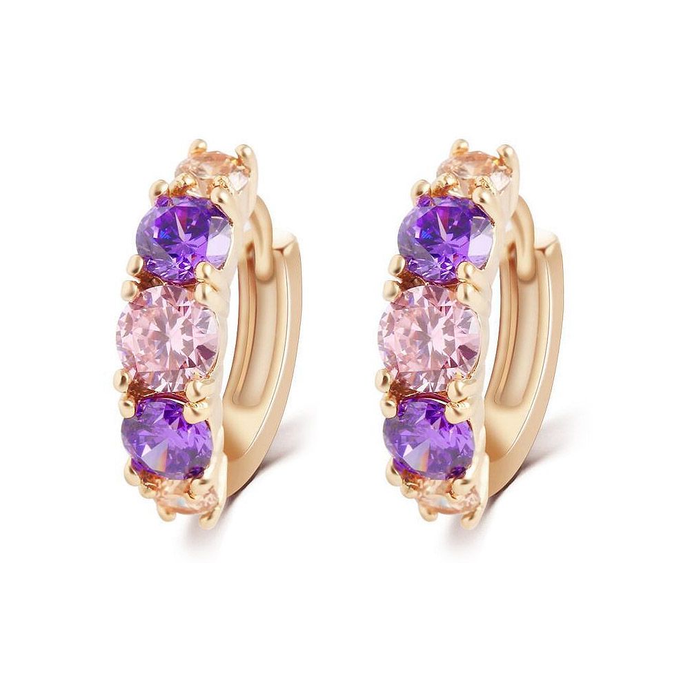 Un par de pendientes de aro de oro adornados con piedras de zirconia cúbica multicolores brillantes, con gemas moradas y rosas. Modelo JRE-062, disponible para venta al por mayor.