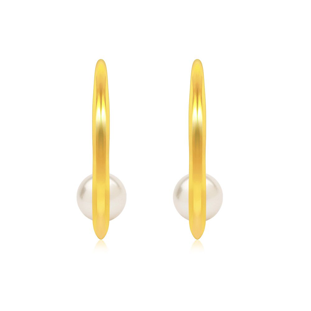 Une paire de boucles d'oreilles contemporaines en créole plaquées or avec des perles en verre blanches élégantes, modèle BEQ07-G-P-00370.