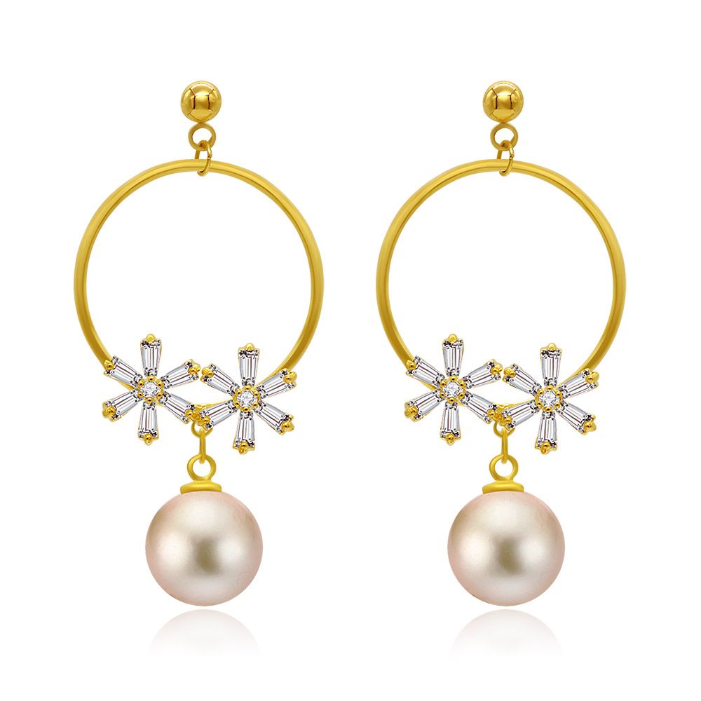 Une paire de boucles d'oreilles en perles de 8MM plaquées or, présentant un délicat design floral avec des zirconiums cubiques blancs et une goutte de perle brillante.