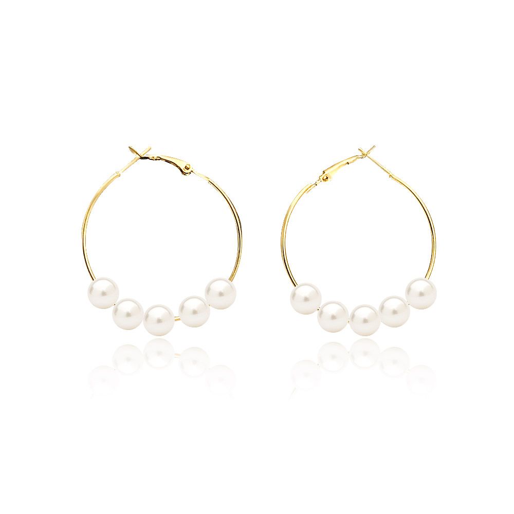 Une paire de boucles d'oreilles en perles dorées élégantes, modèle JRE-042, comportant cinq perles blanches sur chaque anneau, présentées sur un fond blanc propre.