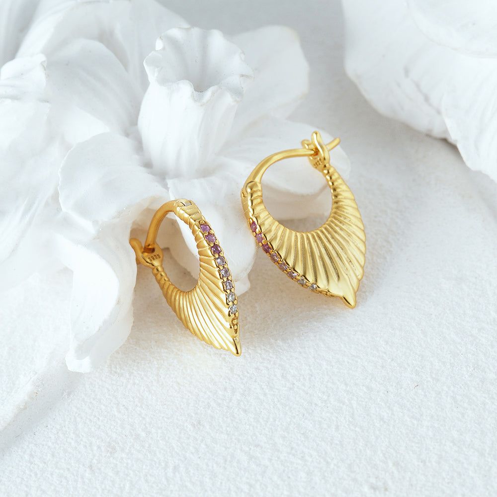 Un paio di orecchini a cerchio in argento sterling 925 placcati oro della collezione di zirconio a gradiente a forma di ventaglio, con un elegante motivo a foglia e gemme multicolori incastonate.