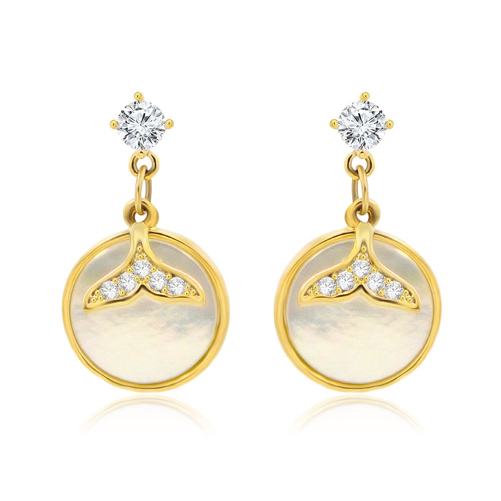 Un gros plan de la boucle d'oreille en coquille ronde avec une queue pavée, mettant en valeur la finition plaquée or, l'incrustation de coquille blanche et la queue pavée de zircon cubique étincelant.