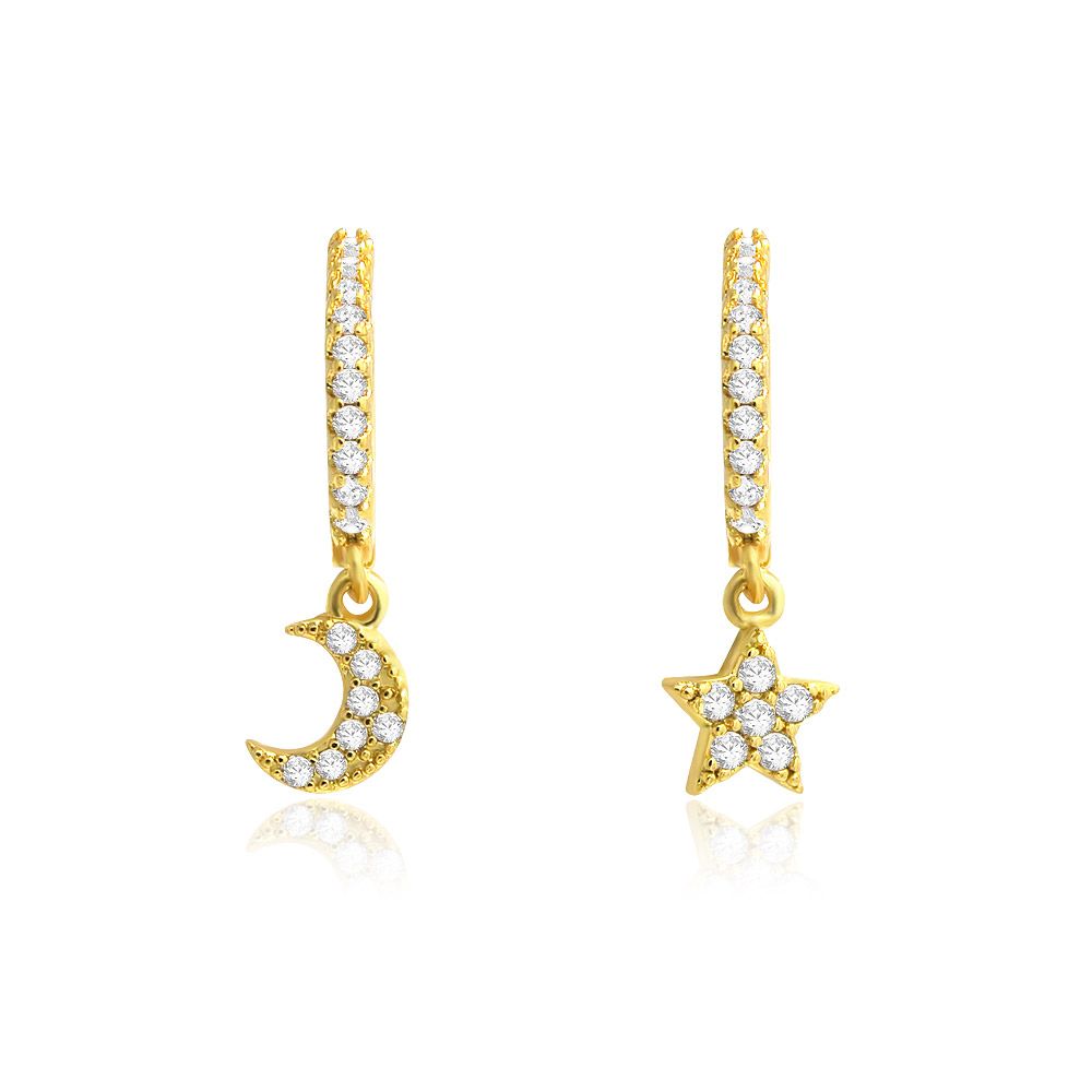 Une photo de studio détaillée des boucles d'oreilles Huggie Lune et Étoile plaquées or, mettant en avant les pierres de zircon cubique complexes sur les charms célestes.