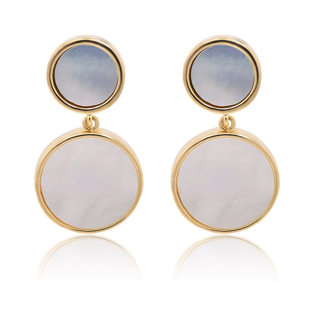 Une paire de boucles d'oreilles à double disque en coquillage avec une finition plaquée or, présentant un design à deux couches avec des disques en nacre blanche et gris-bleu sur un fond blanc.