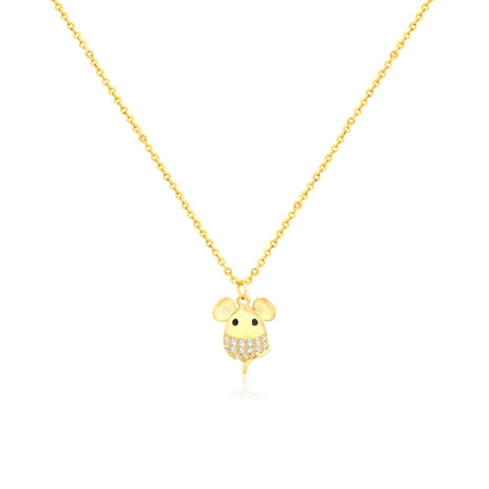 Um close do colar de pingente de rato banhado a ouro personalizado da JR Fashion Accessories, mostrando o detalhamento da artesania e as pedras de zircônia cúbica cintilantes.