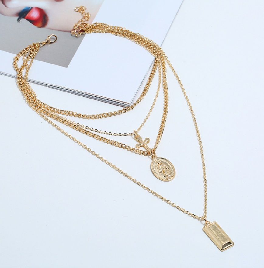 Eine wunderschön gestaltete maßgeschneiderte goldbeschichtete religiöse Anhänger-Halskette mit mehreren Strängen, die das detaillierte Handwerk von JR Fashion Accessories zeigt.