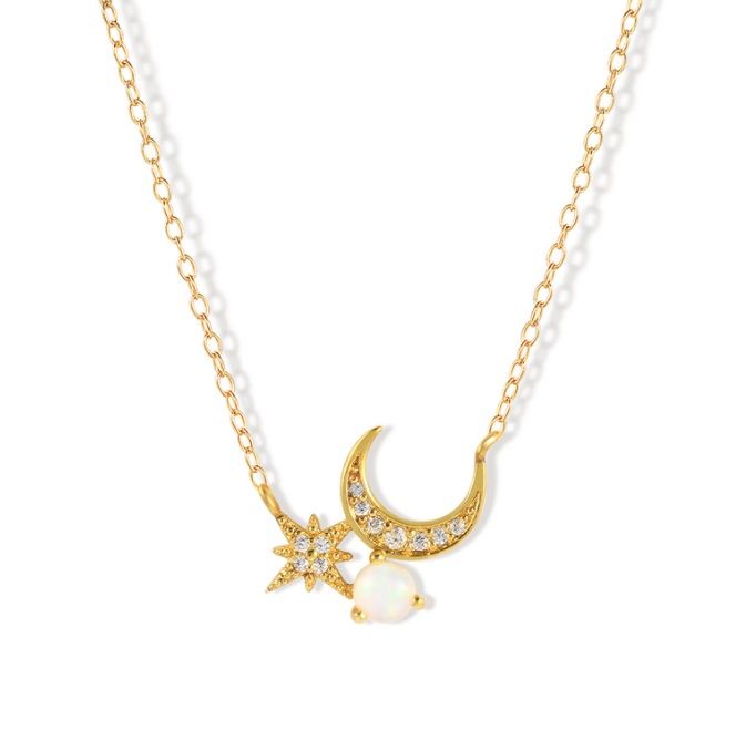 Eine Nahaufnahme der goldplattierten Halskette mit Mond und Stern, die den detaillierten goldplattierten Halbmond, Stern und Perlenanhänger auf einem weißen Hintergrund zeigt.