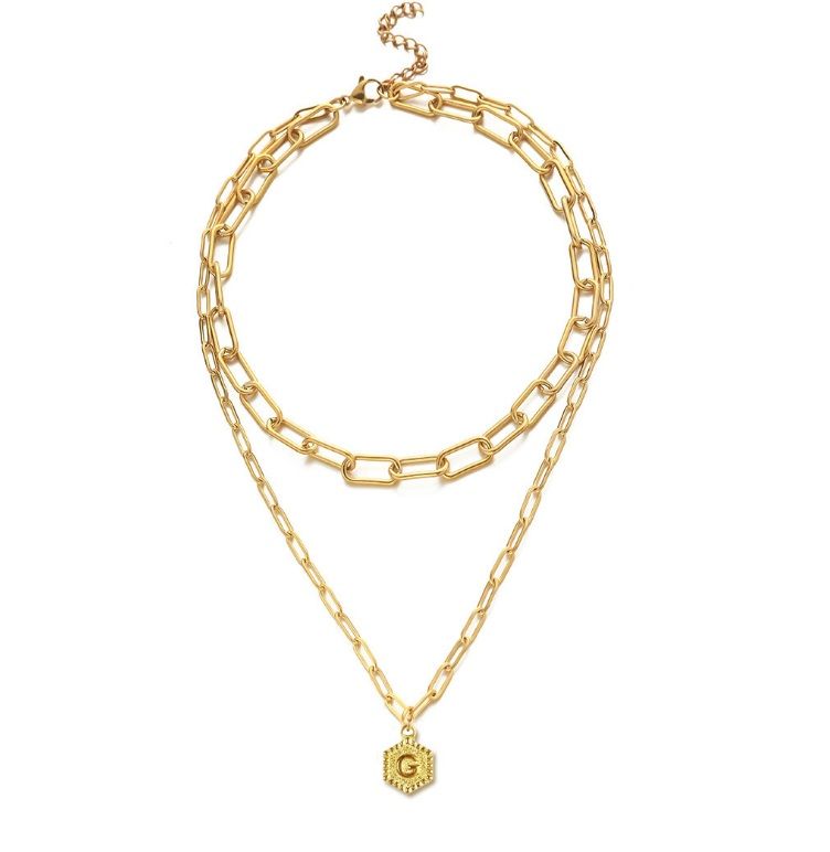 Gepersonaliseerde gouden vergulde dubbele ketting met een hexagonale hanger met de letter 'C', vervaardigd uit hoogwaardig roestvrij staal.
