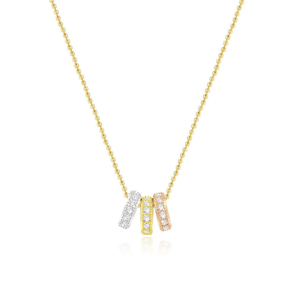 Close-up do Colar de Pingente em Círculo Pave Tri-Tone, mostrando os três círculos interligados em ródio, ouro e ouro rosa, cada um com pedras de zircônia cúbica brilhantes.