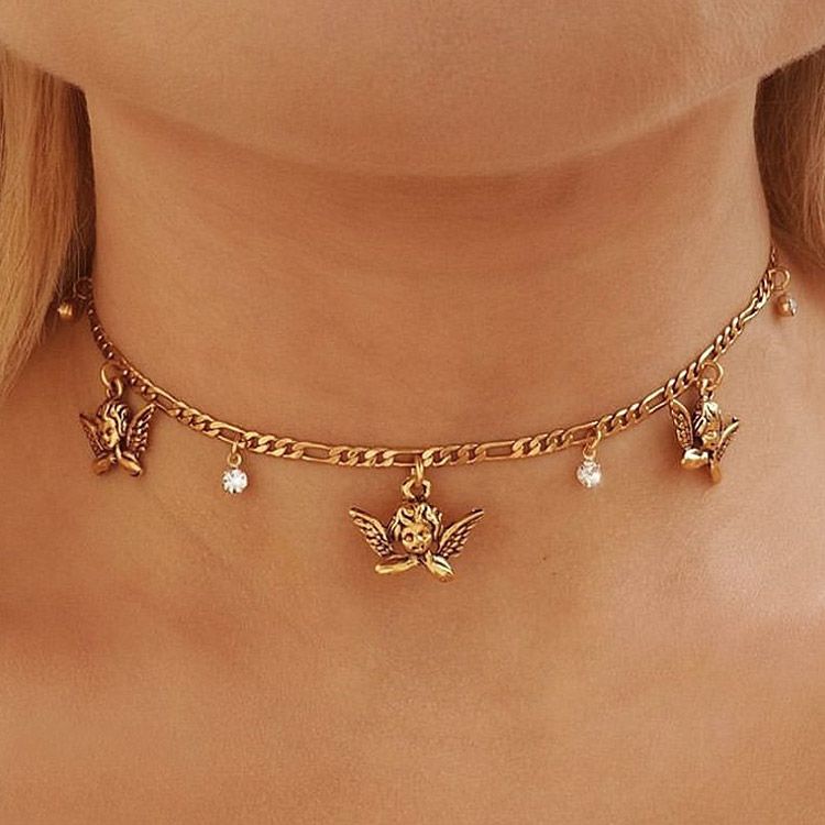 Detaillierte Ansicht der Großhandels-Engel-Halskette, die eine vergoldete Kette mit einem zentralen geflügelten Cupid (Cherub) Charm zeigt, perfekt für maßgeschneiderte Schmuckkollektionen.