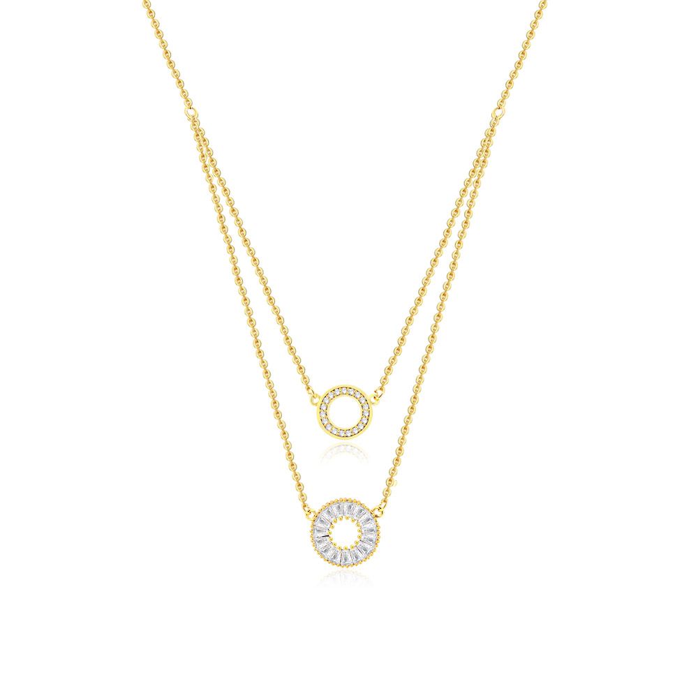 Een close-up van de CZ Pave Open Circle Double Layer Necklace, die zijn twee gouden kettingen en sprankelende cubic zirconia hangers toont.