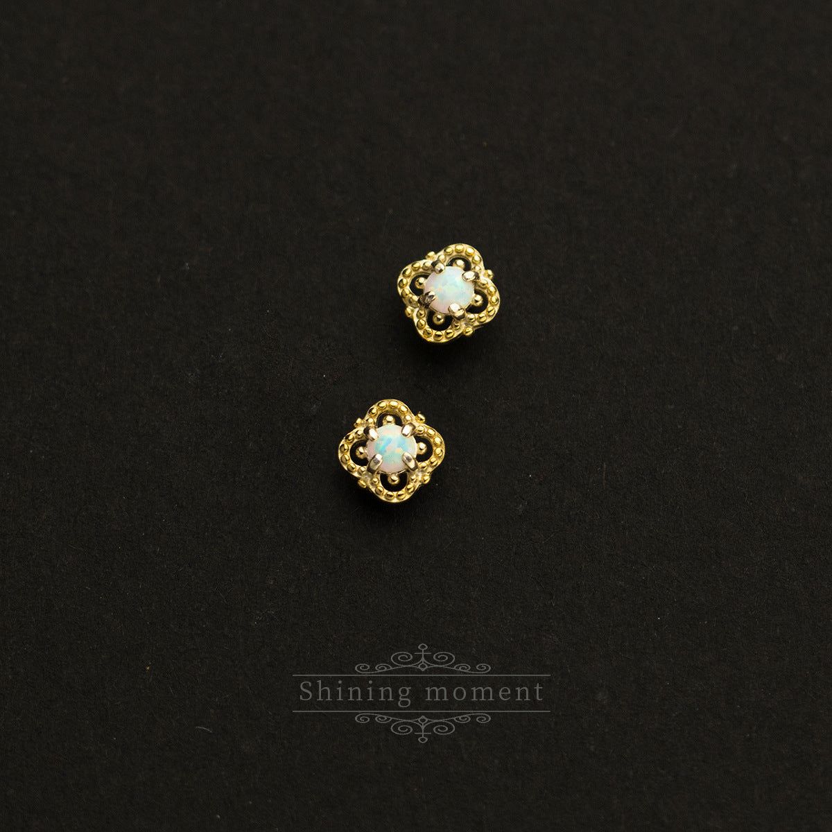 Un paio di orecchini a perno minimalisti in oro vintage in argento sterling 925 con brillanti pietre di opale bianco, parte di un set di cinque paia.