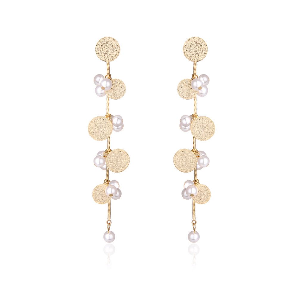 Une paire de boucles d'oreilles en chaîne avec disques texturés en perles, au design symétrique, présentant des disques texturés plaqués or et des accents élégants en perles blanches.