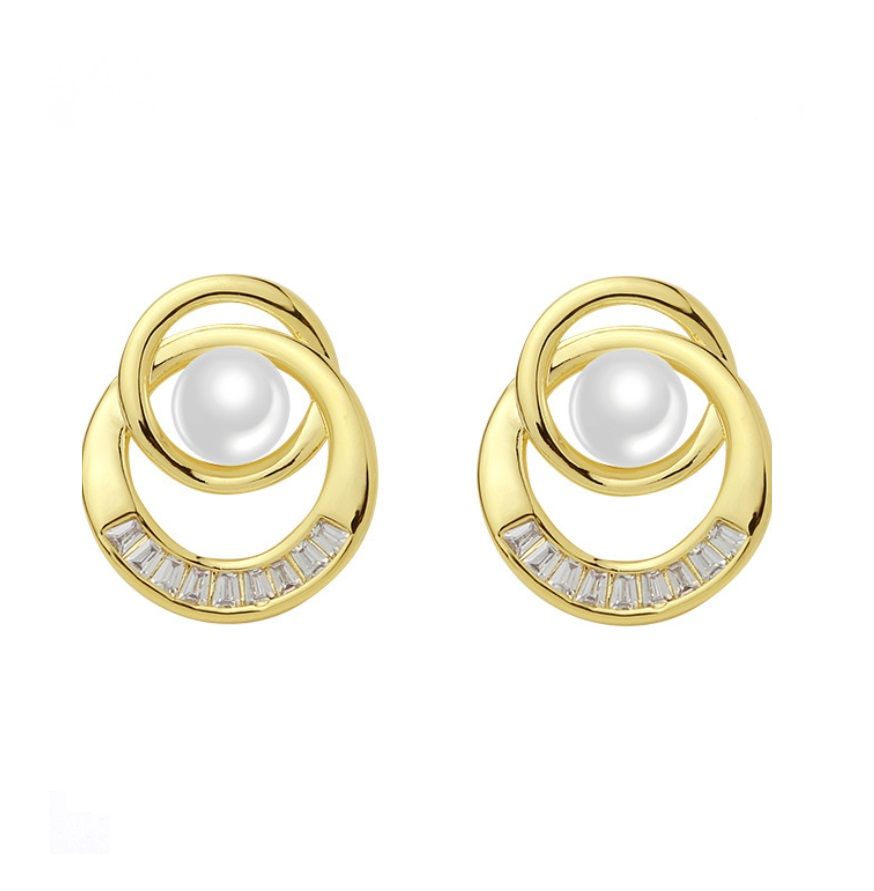 Vue de face des boucles d'oreilles à clou en perles à double anneau, présentant les doubles anneaux plaqués or, la perle blanche centrale et les pierres en zircon cubique environnantes.
