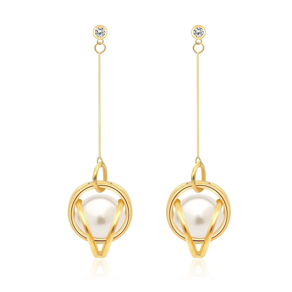 Un par de pendientes de perlas con filigrana en tono dorado, mostrando el intrincado trabajo en metal dorado, la perla central y las piedras de circonio cúbico brillantes.