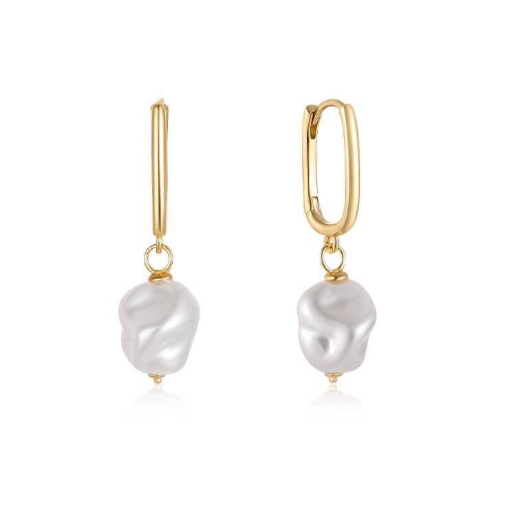 Un paio di orecchini a cerchio in perle barocche coltivate in argento sterling 925 con elegante placcatura in oro, che mostrano la forma unica delle perle d'acqua dolce.