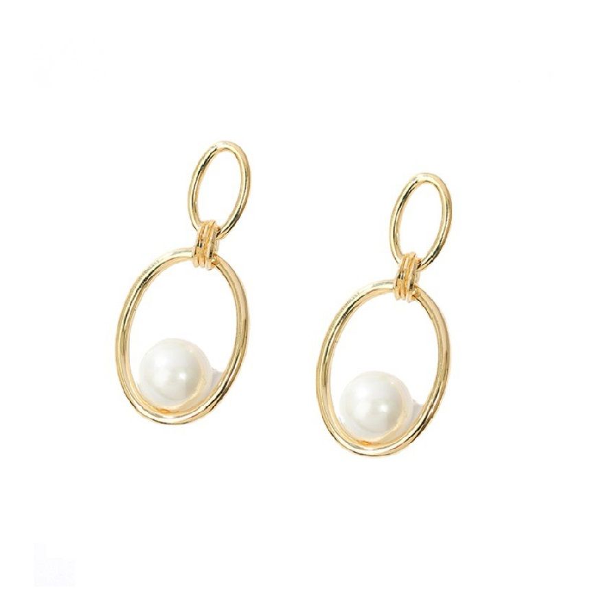 Une paire de boucles d'oreilles en perles avec une bague ovale polie avec des gouttes de perles délicates, présentant une finition plaquée or 18 carats.