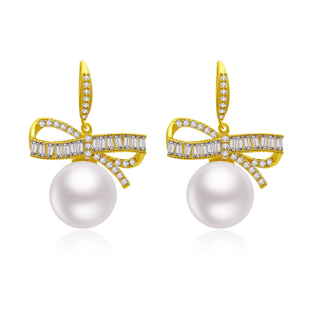 Vista frontal de los Pendientes de Perla de 12MM con Lazo de CZ, exhibiendo el diseño de lazo chapado en oro adornado con brillantes circonios cúbicos y una gran perla de vidrio suave de 12mm.