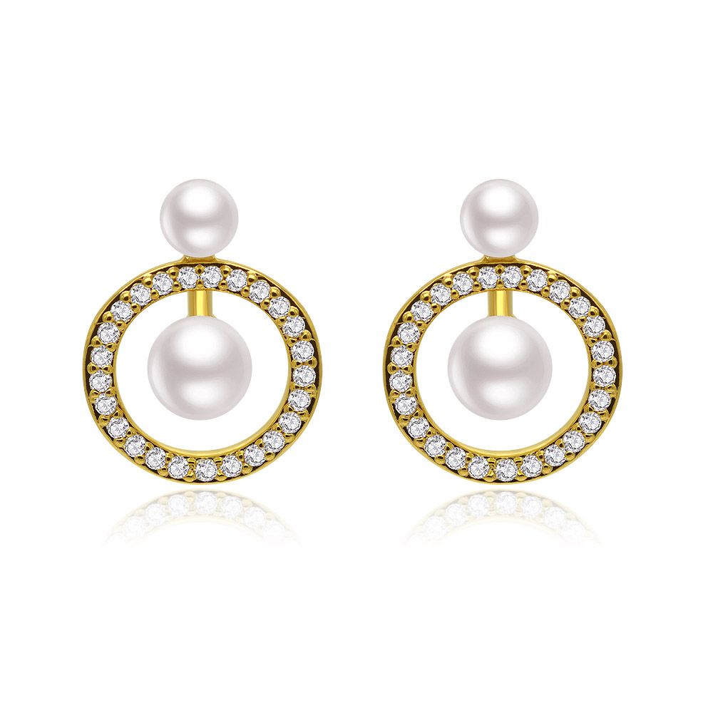 Un par de aretes circulares con barra de perlas y chapado en oro, que muestran un diseño circular con perlas blancas y detalles brillantes de circonita cúbica sobre un fondo blanco.